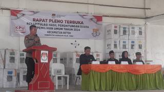 Polsek Reteh bersama TNI Bersinergi menjaga sidang Rapat Pleno terbuka di Tingkat PPK Kec Reteh